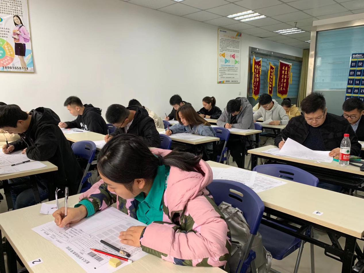 巴中校区举行重庆大学网络教育学院学业考试